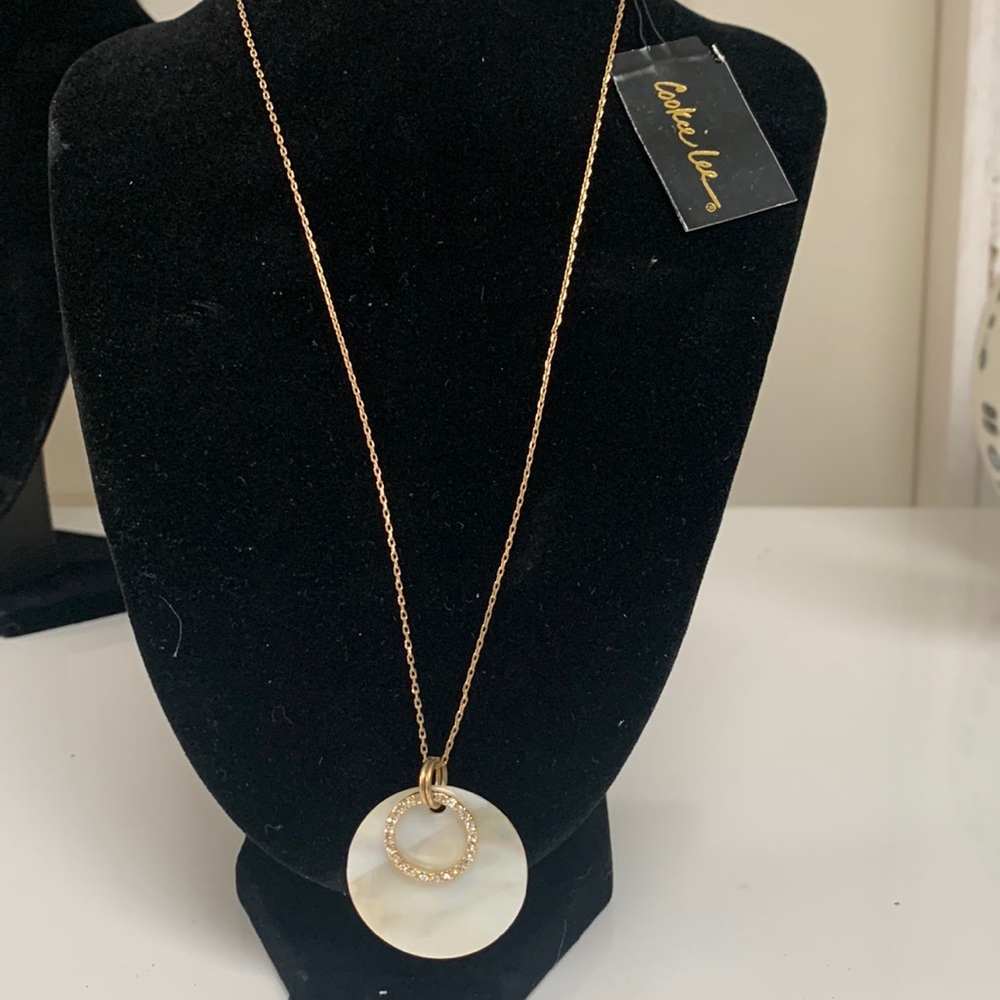 New‎ necklace.Gold tone with beautiful pendant.
